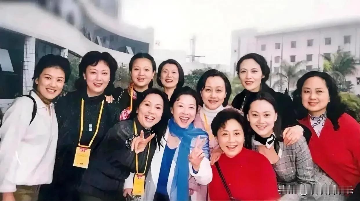 这是一张八十年代明星合影，认出洪雪敏icon、王馥荔icon、黄梅莹 icon，