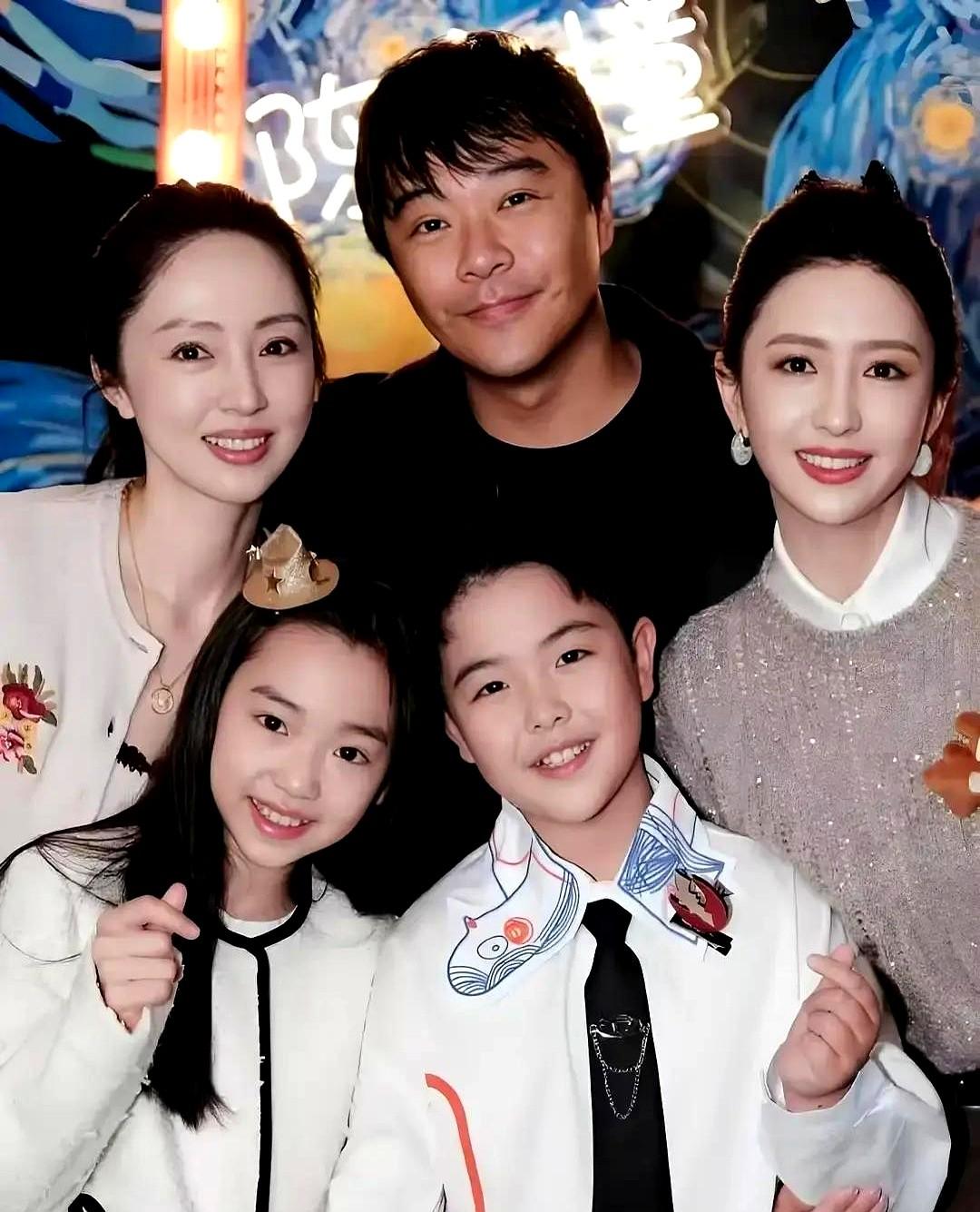 这基因真的没话说！佟丽娅儿子和董璇女儿，简直是复制粘贴。

两个9岁的小孩，直接