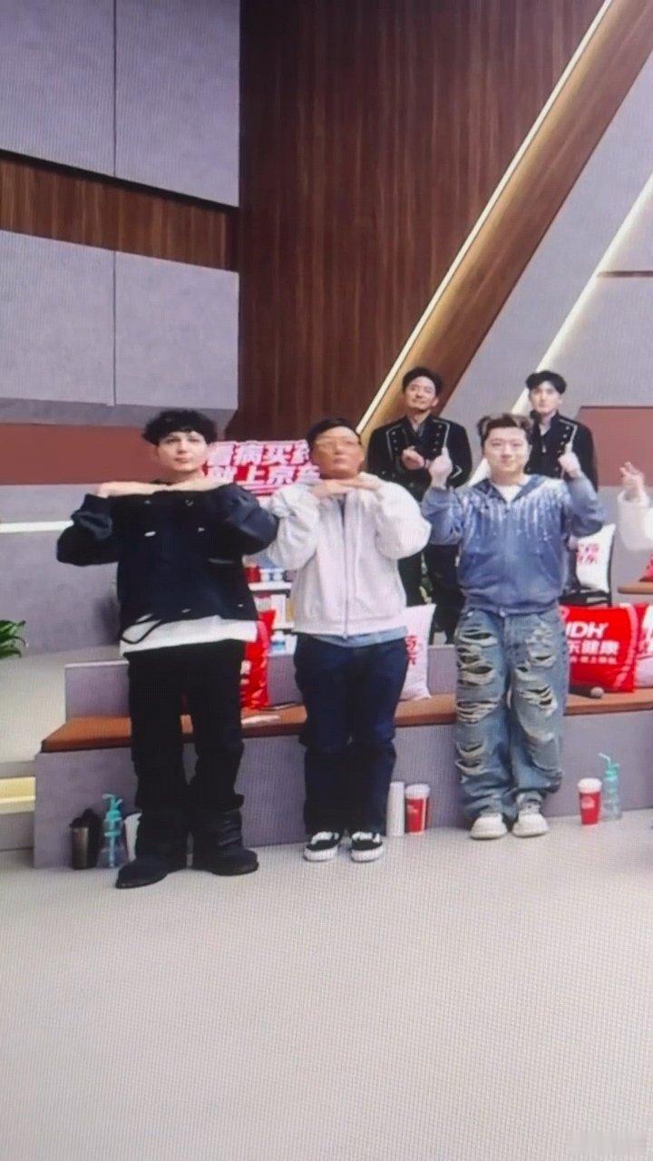 余文乐艾热一起扭脖子余文乐学艾热扭脖子 余文乐艾热一起扭脖子，人传人了谁说艾热是