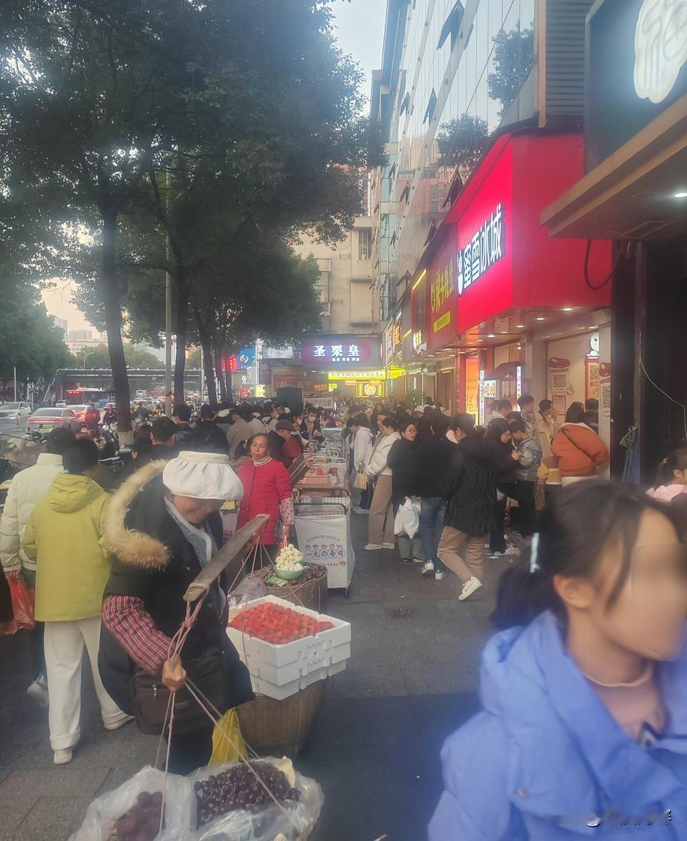 现在终于找到实体店经营困难的原因了，实体店门口的人行道摆摊泛滥，人行道已经变成固