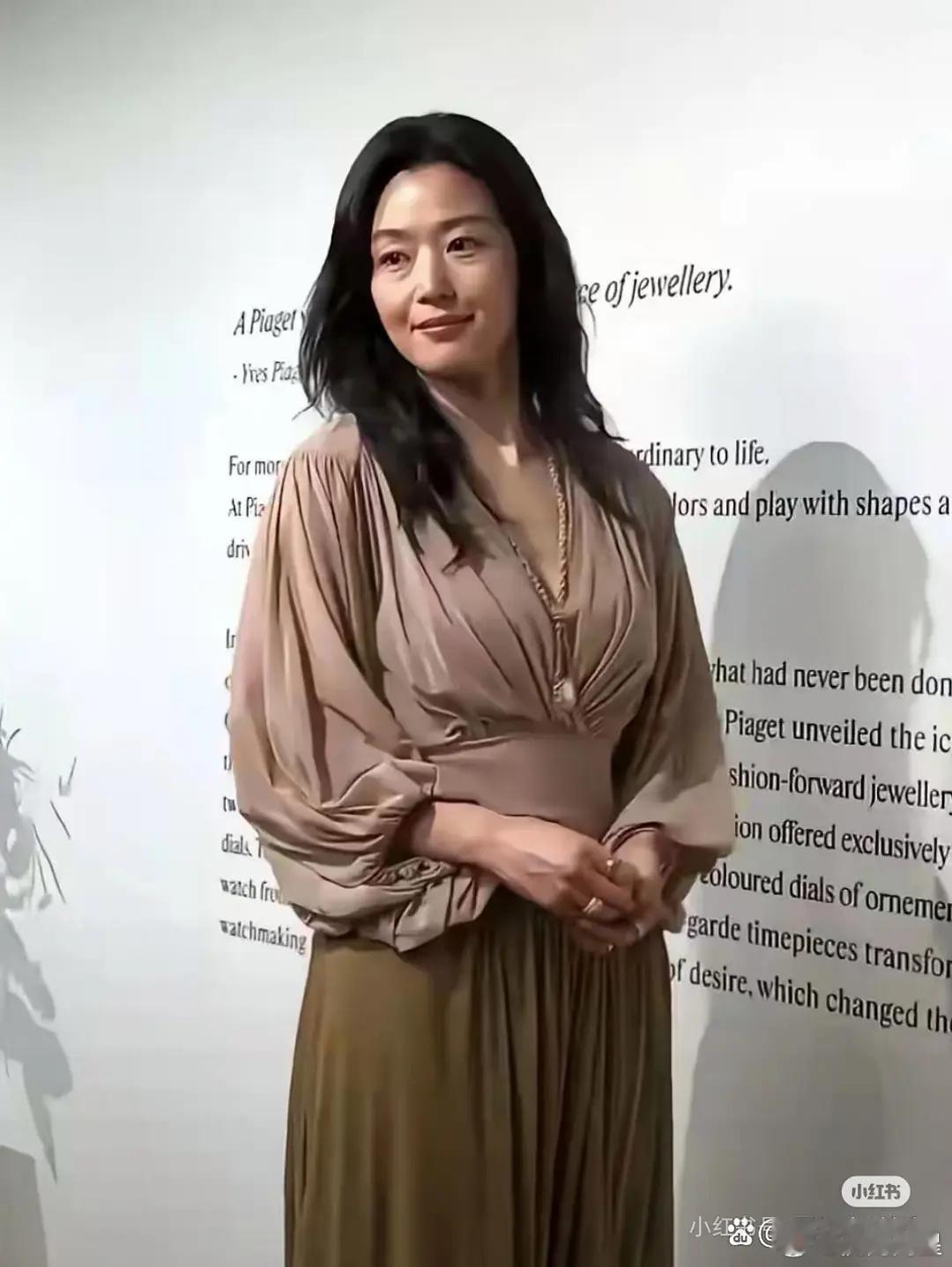这谁敢认她是全智贤呀…[苦涩][苦涩][苦涩][苦涩] ​​​