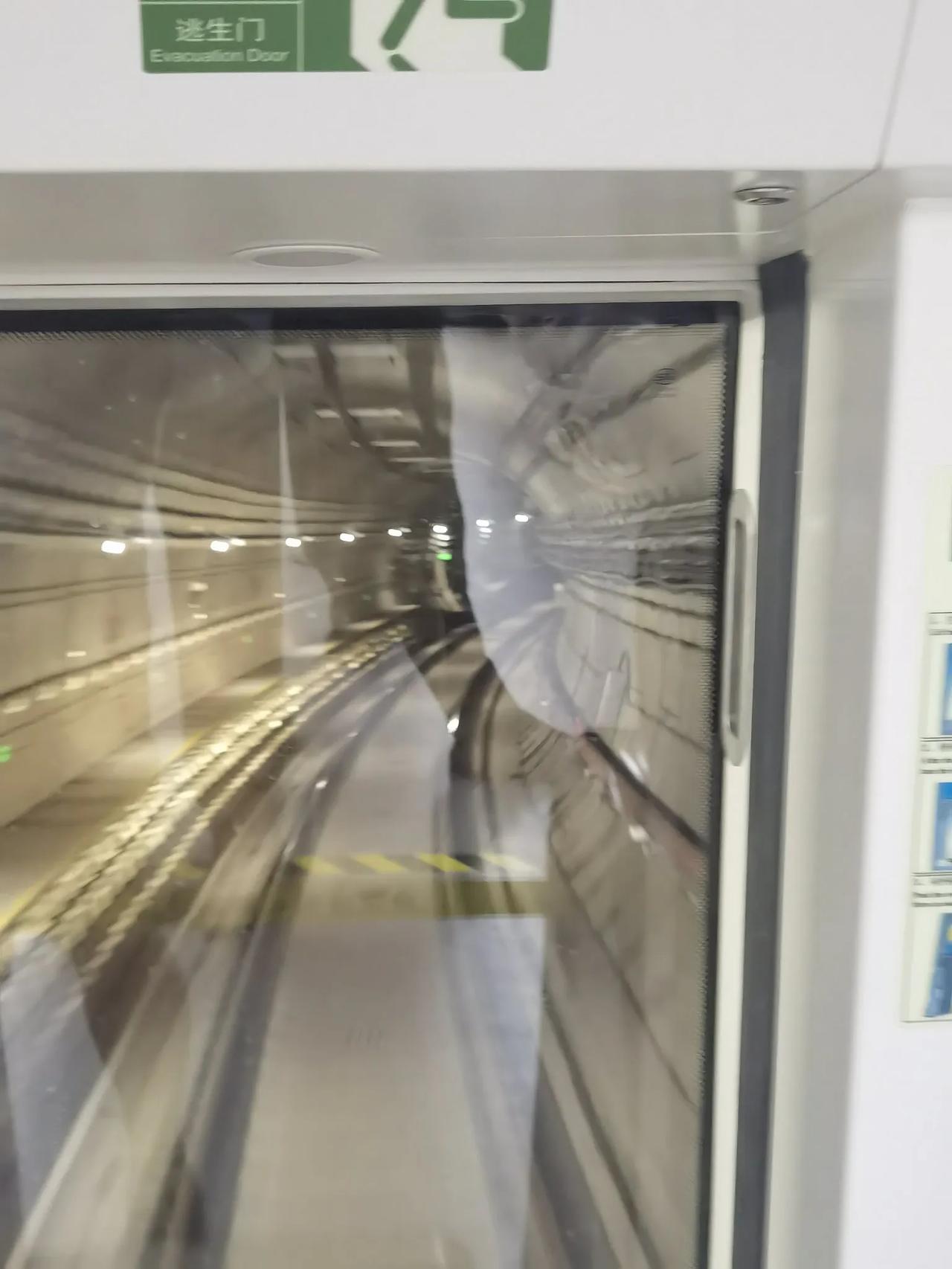 揭秘地铁8号线为啥噪音大！今天笔者体验地铁8号线第一节无人驾驶情况，沿途看的很清