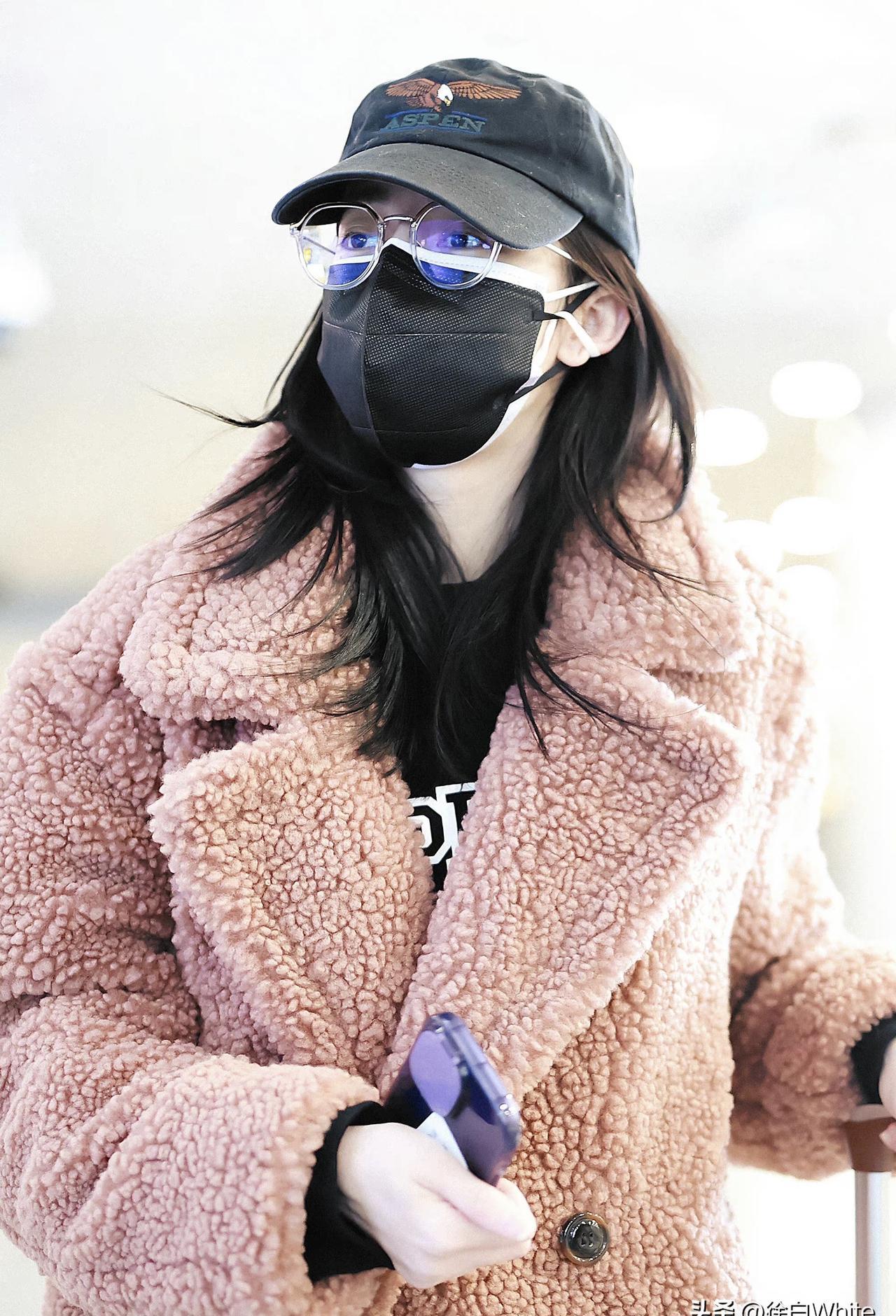 她被困在迪拜机场的贵宾厅，眼睁睁看着巴黎大秀开场。
全球大使的座位空着，聚光灯下