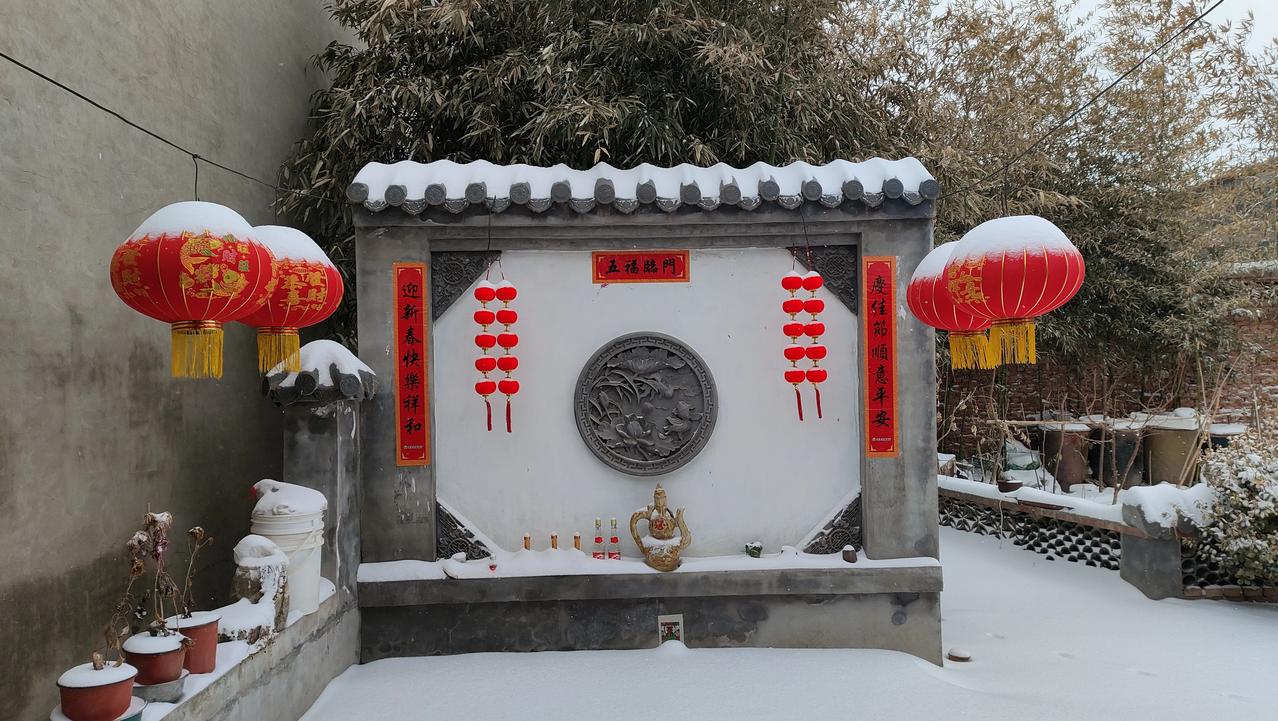 八月十五云遮月
正月十五雪打灯

这是古代文人骚客认为最佳的过节场景。
中秋佳节