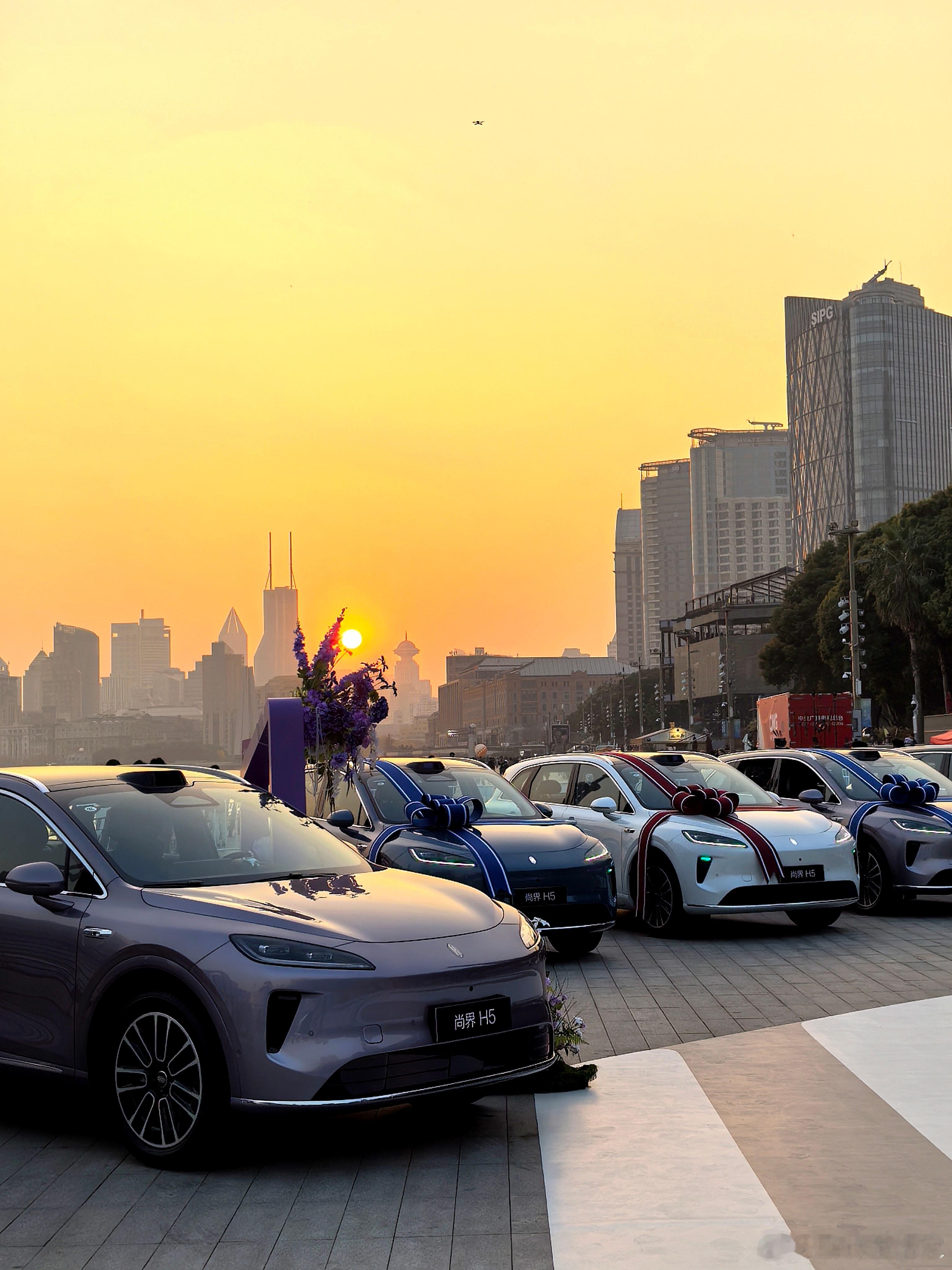 冲浪看到外滩现场了！鸿蒙智行五界大咖首聚上海 一排尚界H5齐刷刷排好也太震撼了，