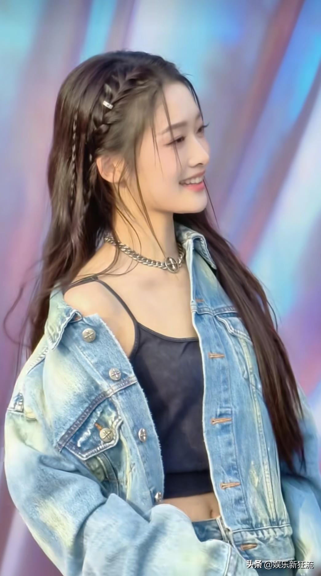 李雨真，内娱05年花旦，俏皮可爱，这个肩膀应该是赢麻了，无比自信地露香肩，迎来无