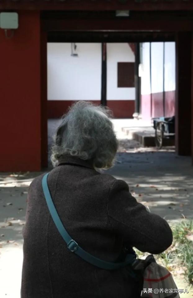 小区4位70岁老太太，让我看透了晚年最实在的真相
 
这四位老太太，全都年过七十