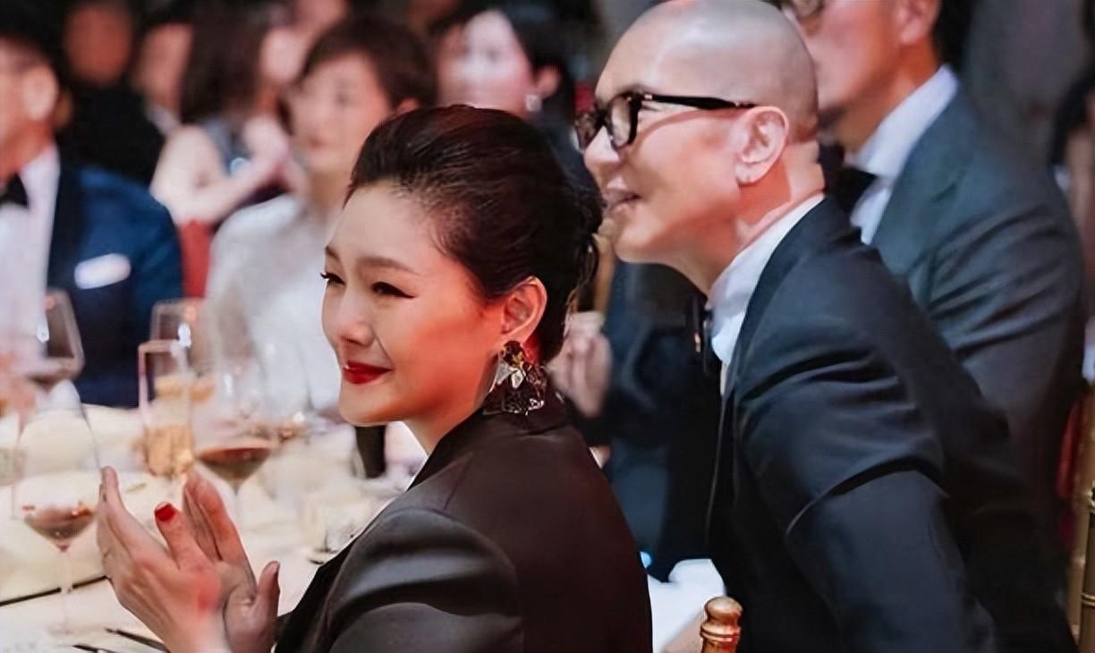 三年的二婚夫妻，又没孩子，也不天天生活在一起，有什么深厚感情！
 
别道德绑架具