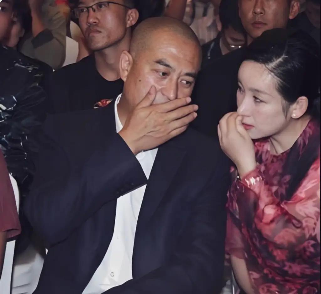 和秦海路说悄悄话的光头男是谁？有知道的朋友请写在评论区。