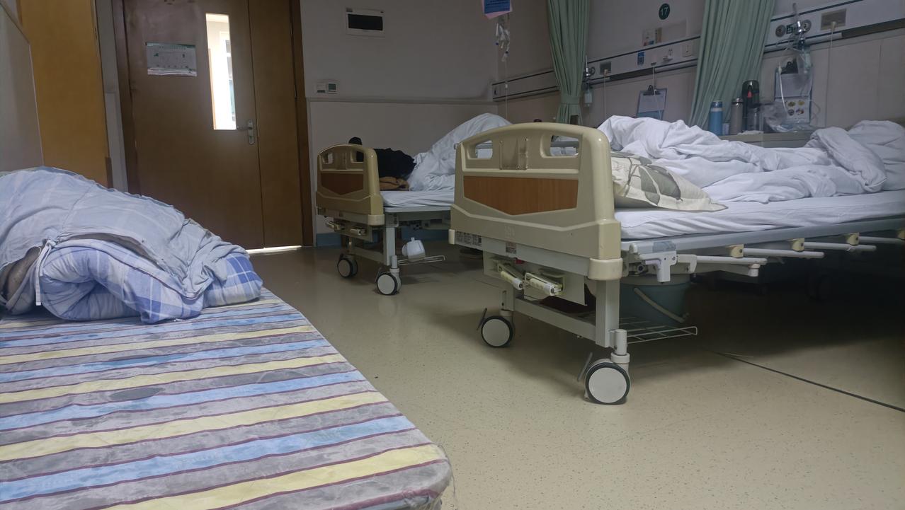 医院是一个谁都不想来的地方，却总是人满为患。这是一个不能讨价还价的地方，却是消费