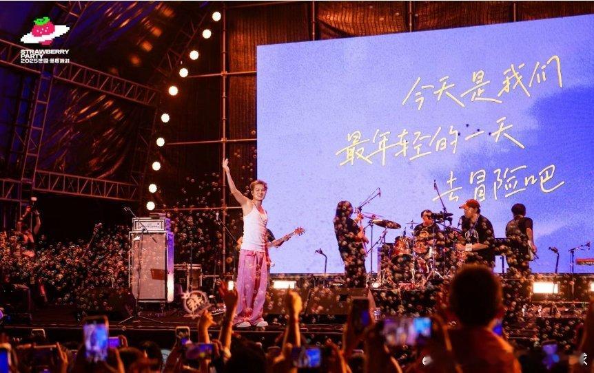 吴克群说老了要去公园撞树不禁感叹时间过得好快，连吴克群都觉得自己老了[哈哈][哈