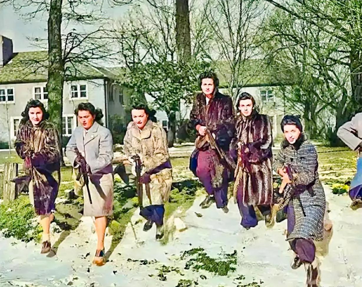 苏联女兵穿着皮草进行训练，这些衣服价值不菲，应该是摆拍。

卫国战争时期，有90