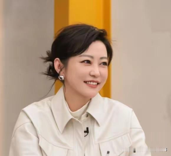 47岁的郝蕾，红毯上暴瘦20斤惊艳全场，却在综艺里冷脸对着流量明星说： “不红不