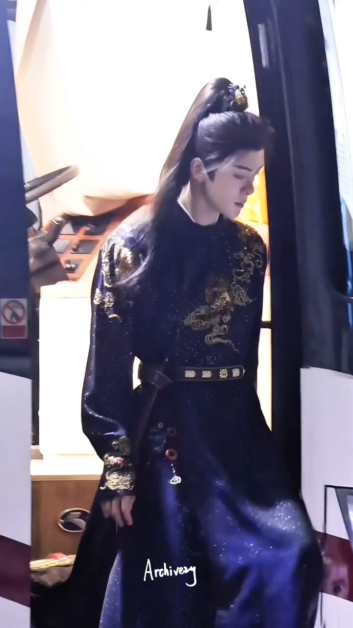 今晚攻玉拍决战戏啊，柚子小哥哥穿这身亮晶晶的黑衣服去跳井