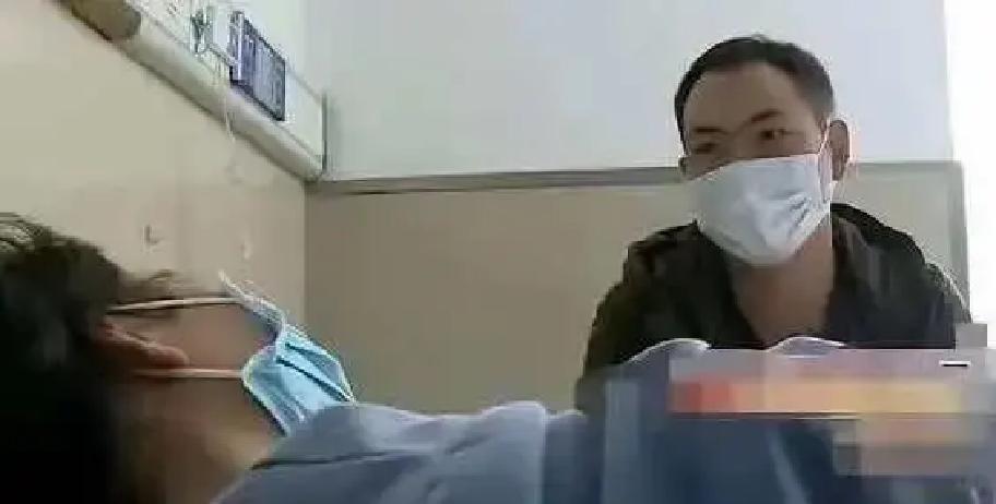 赵新和付晓慧离了婚，女儿跟着她过。
没隔多久，母女俩前后查出白血病。
我刷到消息