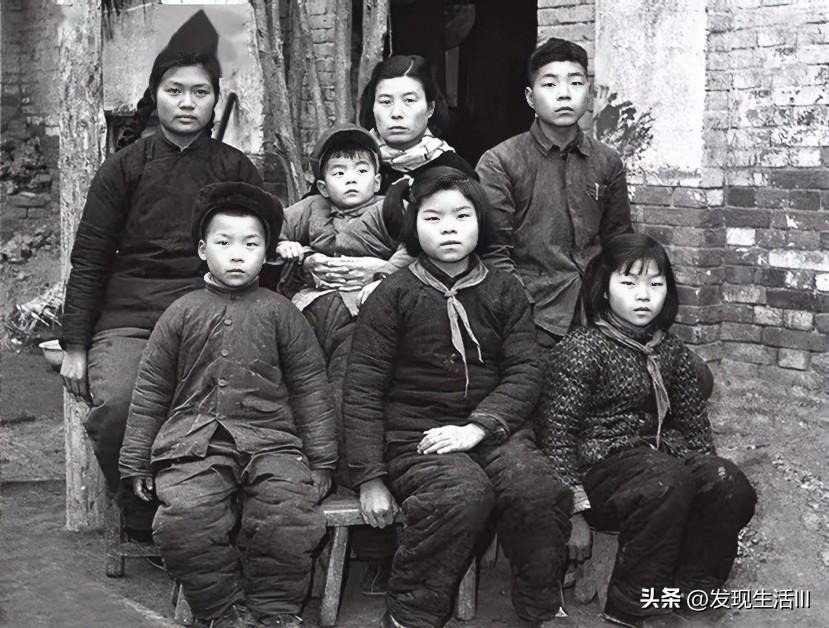 1964年焦裕禄病逝，妻子徐俊雅33岁，家里还有两位老人。六个孩子分别是：大女儿