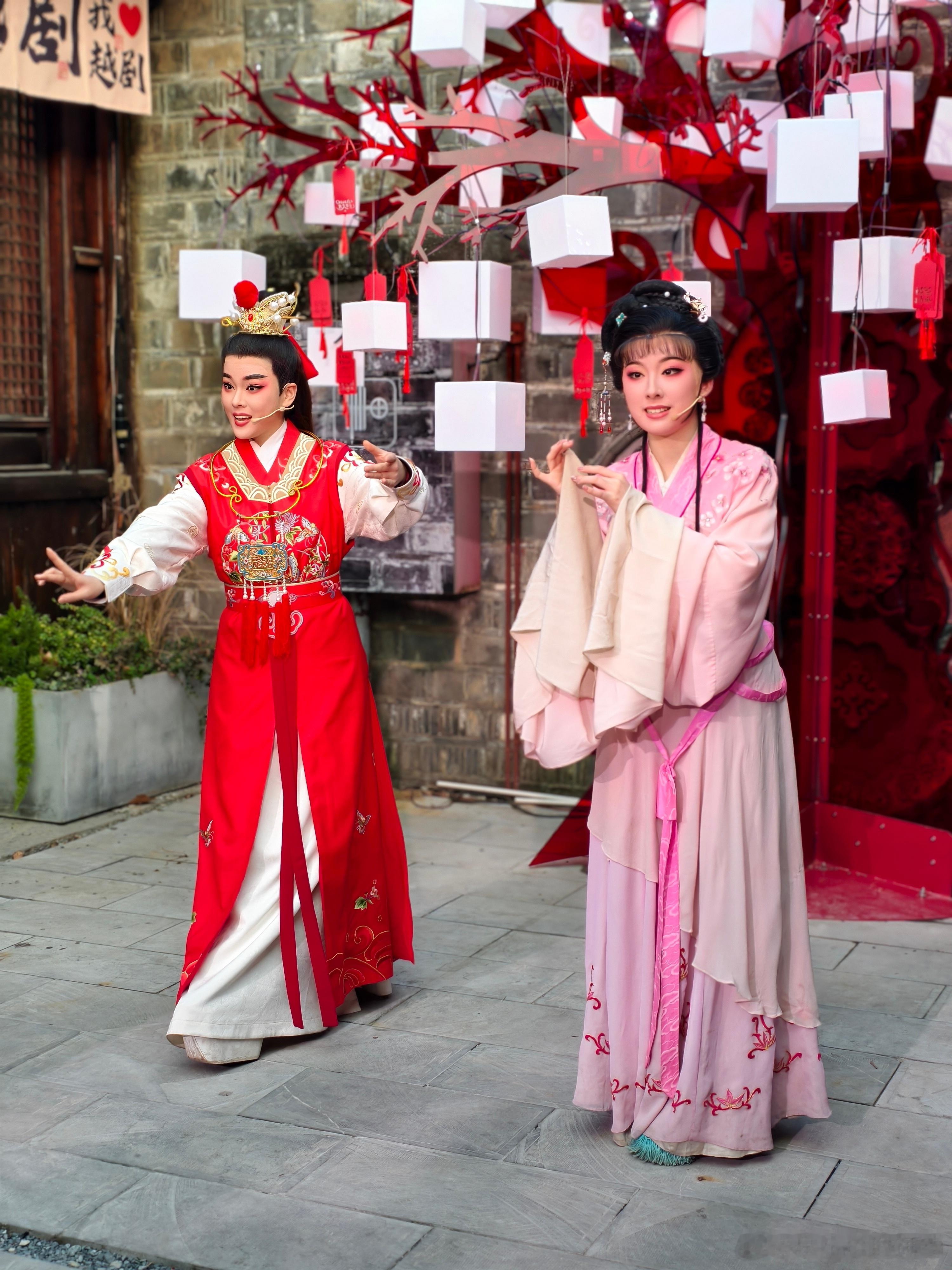 想当初我与卿在秦淮河边，朝看花夕对月常并香肩。 