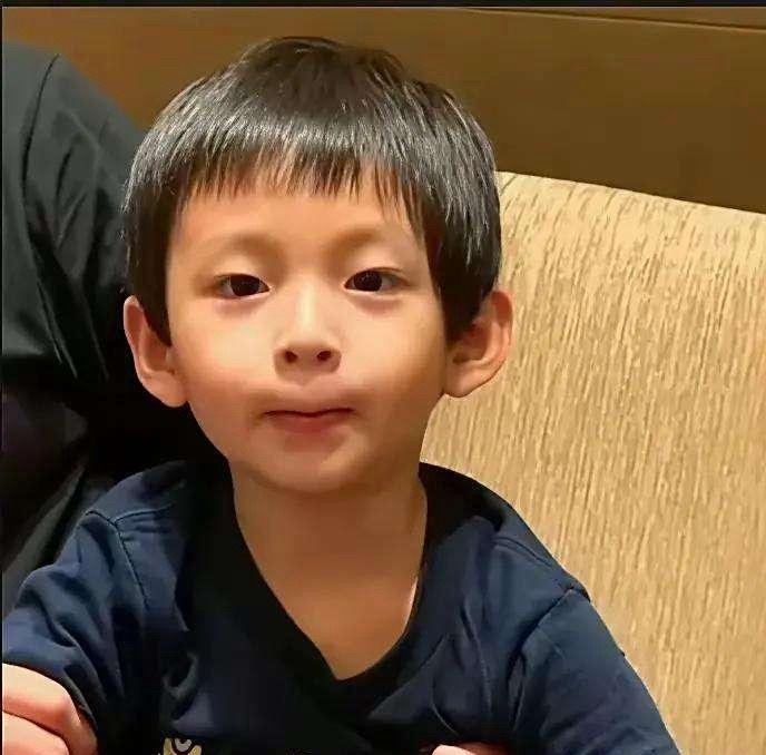 大S的儿子真的像极了大S，遗传了妈妈的优良基因 ​​​