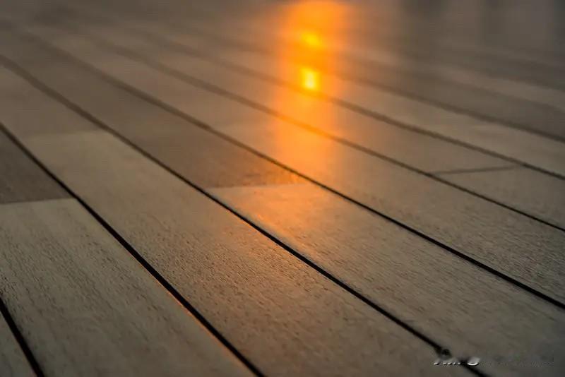 晨光穿过晾晒的床单，在木地板上投下晃动的光斑。窗外传来鸟鸣，锅里的小米粥正咕嘟咕