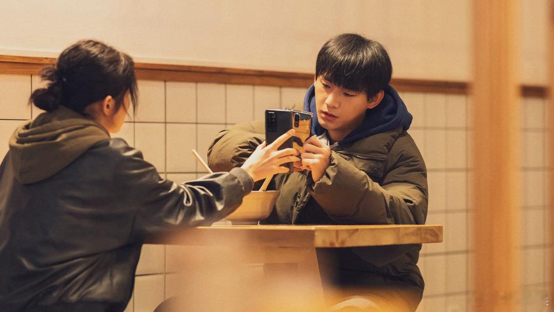 我家那小子姚琛与黄誉博挑战冬泳 姚琛换衣服那段真的让我对他刮目相看，不只是大方是