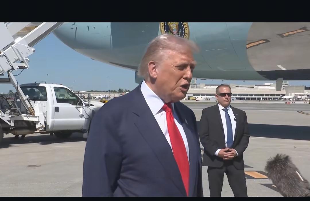 特朗普为了侵占格陵兰岛，现在有点众叛亲离的味道。
    首先，他的欧洲最主要的