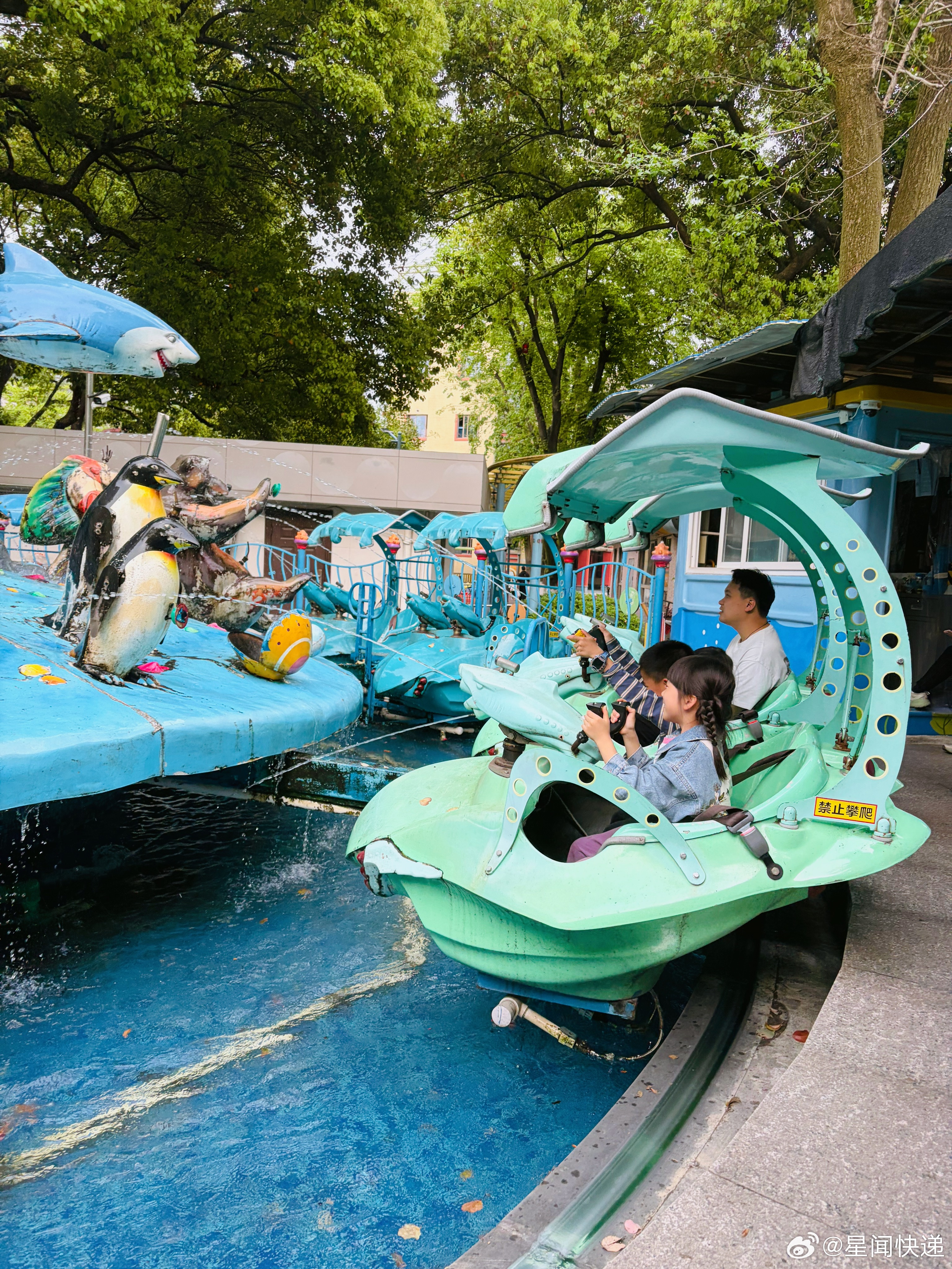 随手拍西湖边少年宫，人挺多 杭州·杭州青少年活动中心