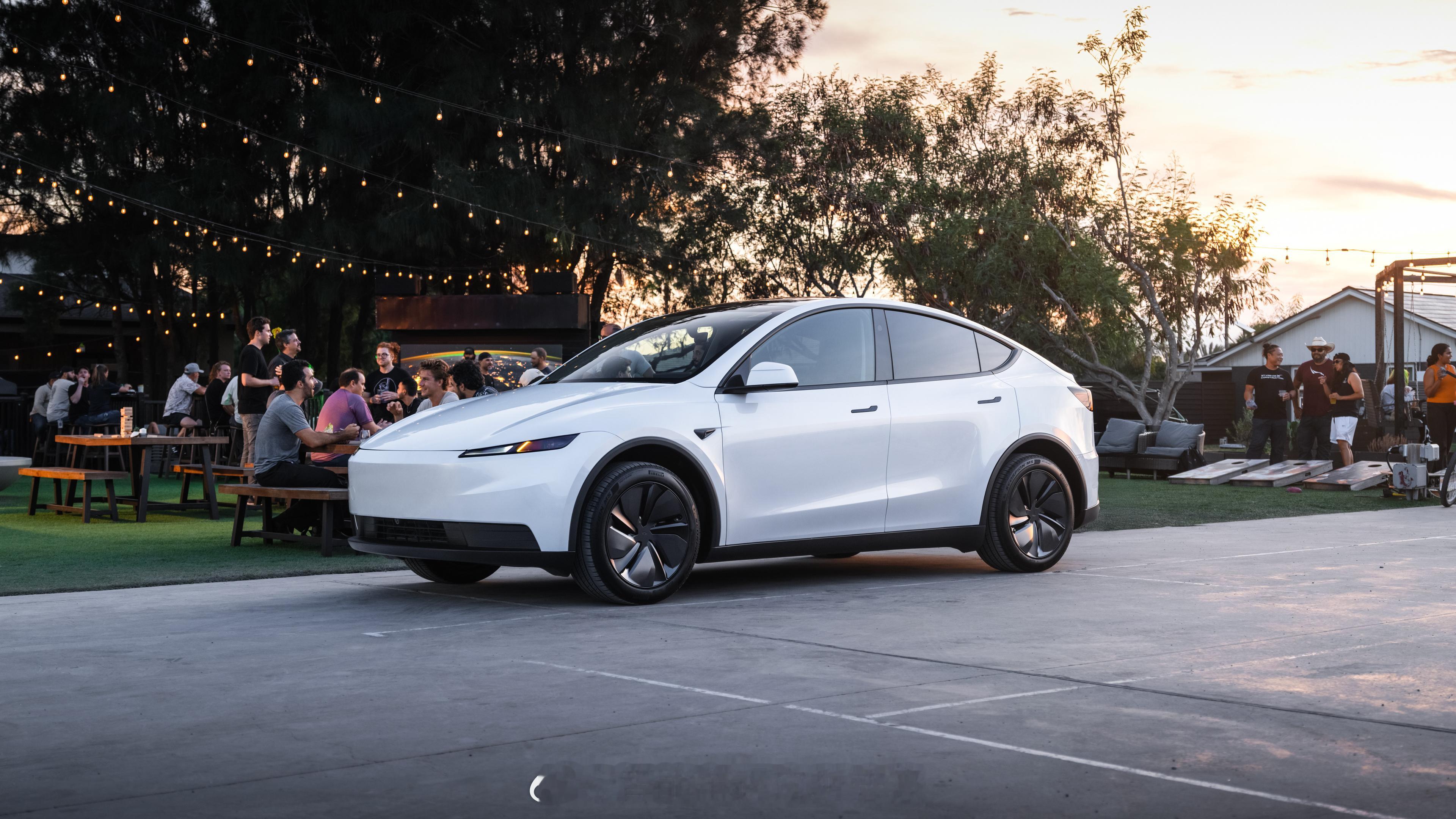 特斯拉也要拼刺刀，卷低价砍配置了。斋配的特斯拉modely 和 model 3，