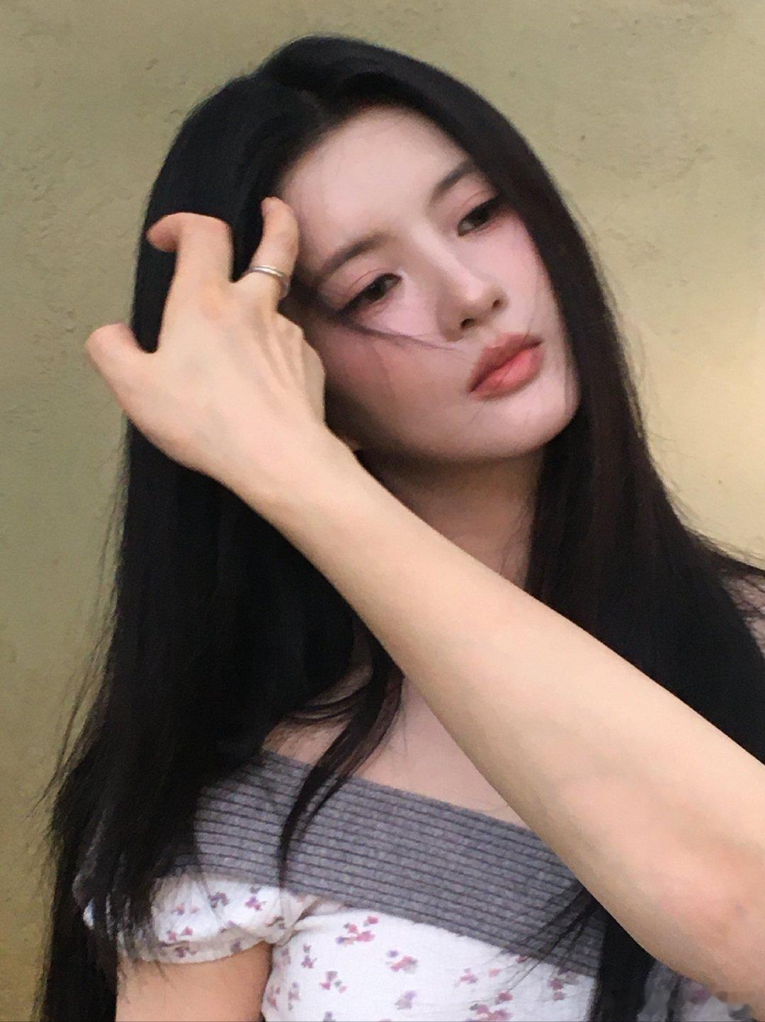刘些宁发爆炸emoji宁宁这是内心波涛汹涌，只用一个爆炸emoji就全部表达出来