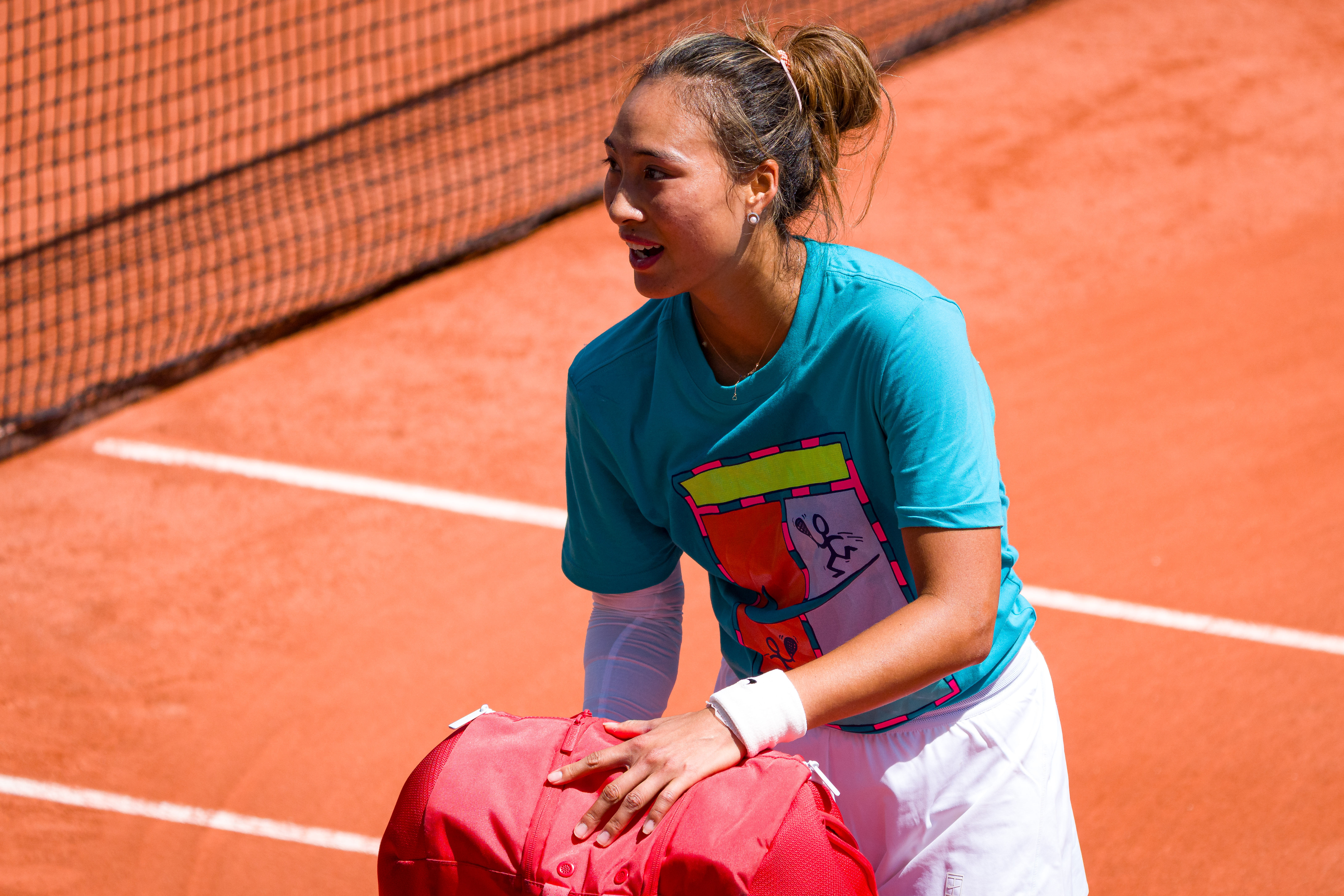 🎾日常训练🎙赛前采访法网2025 比赛的脚步越来越近，郑钦文将在周日登场，开
