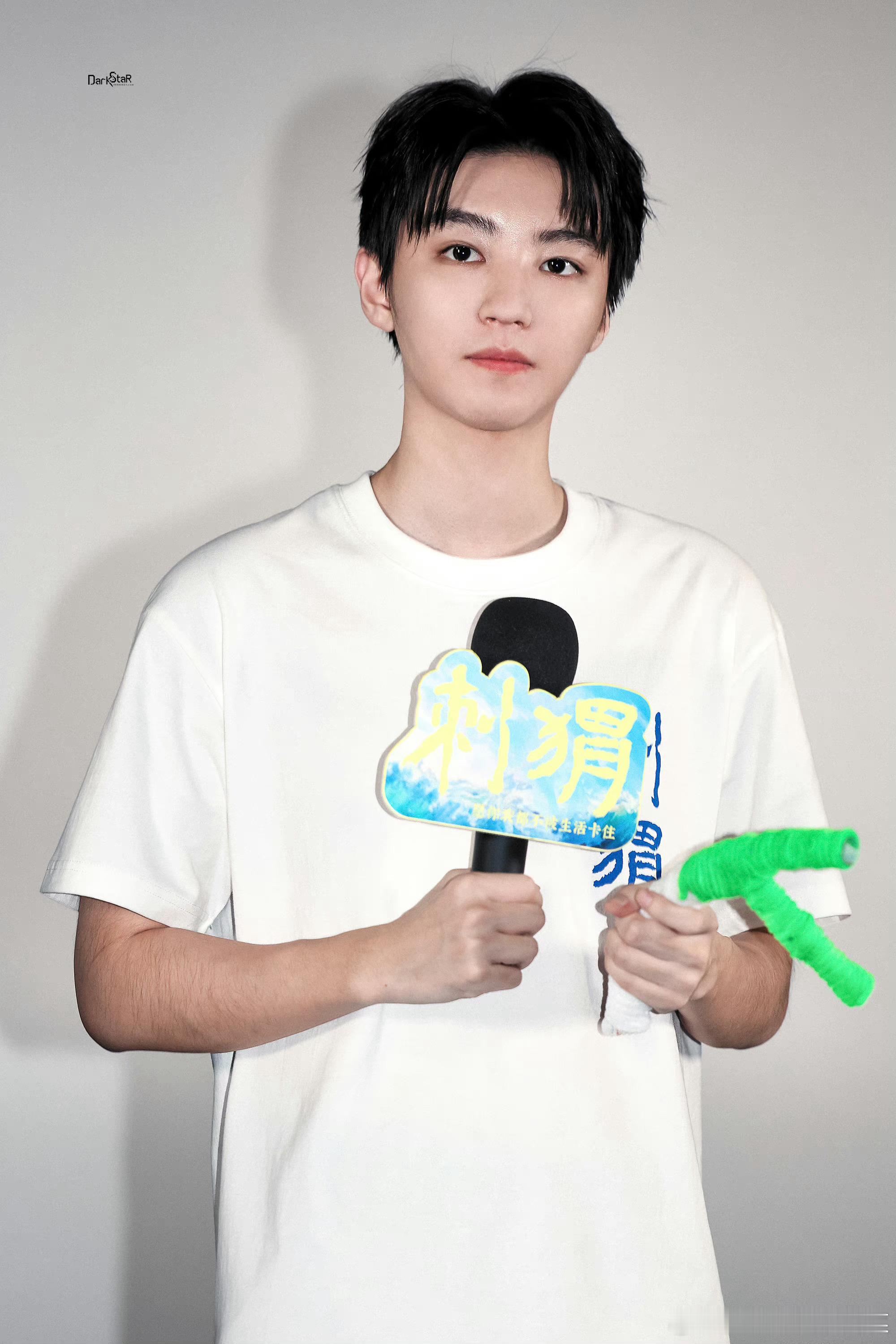 #TFBOYS全体戴手套# TFBOYS这默契也没谁了，哥仨戴上统一的白手套了[