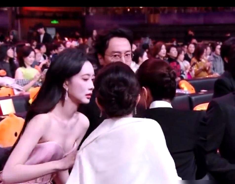 王传君偷听白鹿孟子义聊八卦，这反差萌谁懂啊？
 

平时清冷的王传君，看到孟子义