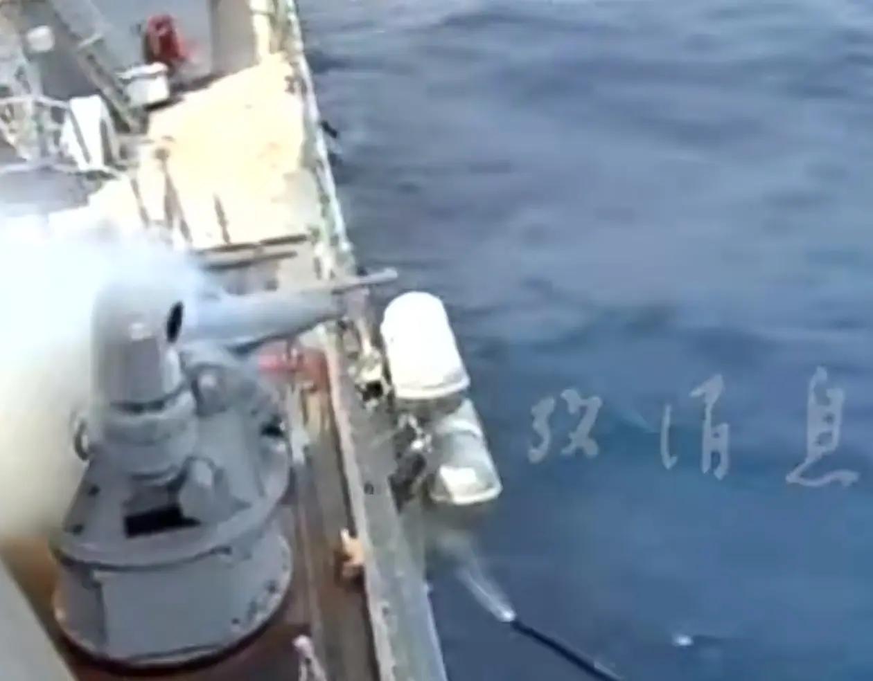 美海军又闹乌龙了。近期美军伯克级驱逐舰舰炮炸膛视频全网流传，看着确实极具讽刺感