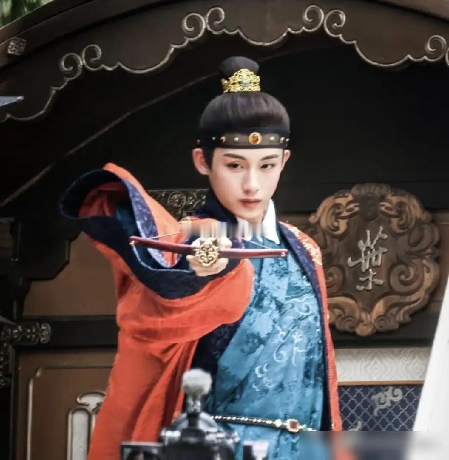 去舅舅剧组探个班，直接被导演抓去演戏，这泼天的富贵真是想挡都挡不住。 说的就是董