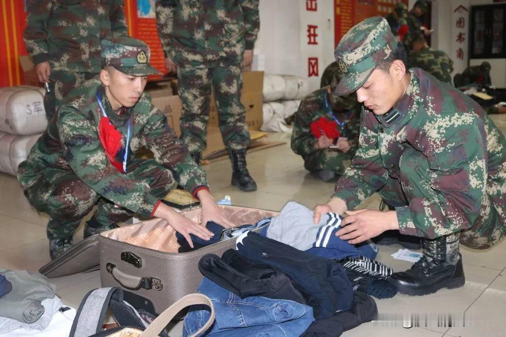 1. 报到与点验（最优先）

- 集合点名：下车后第一件事是集合整队，核对人员名