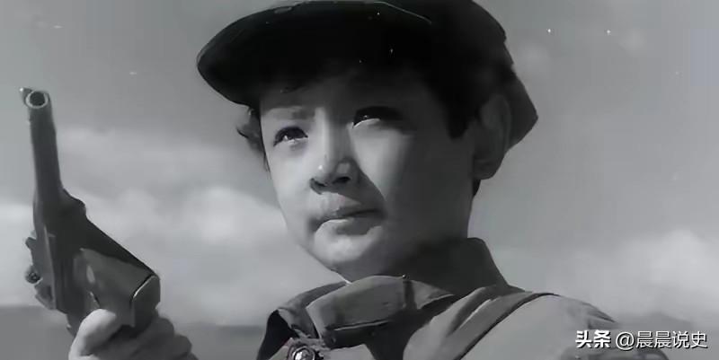 1955年全军授衔现场，一位年轻军官格外醒目。年仅29岁，被授予中校军衔，可履历