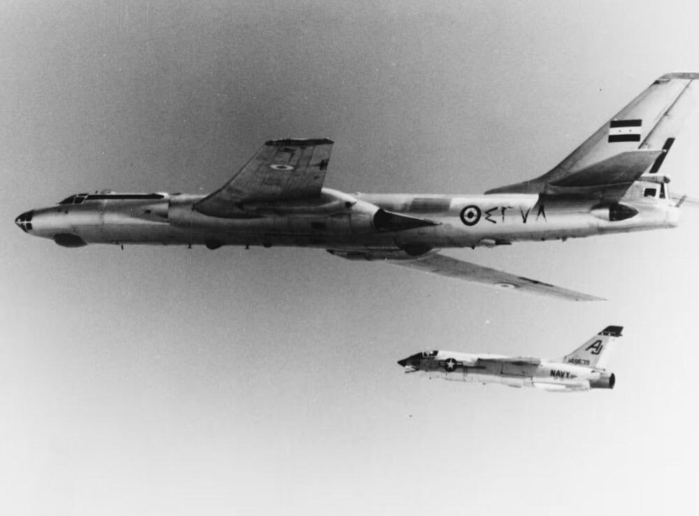 1969年，埃及空军的一架图-16轰炸机观察北约军队在地中海的联合演习。美国海军