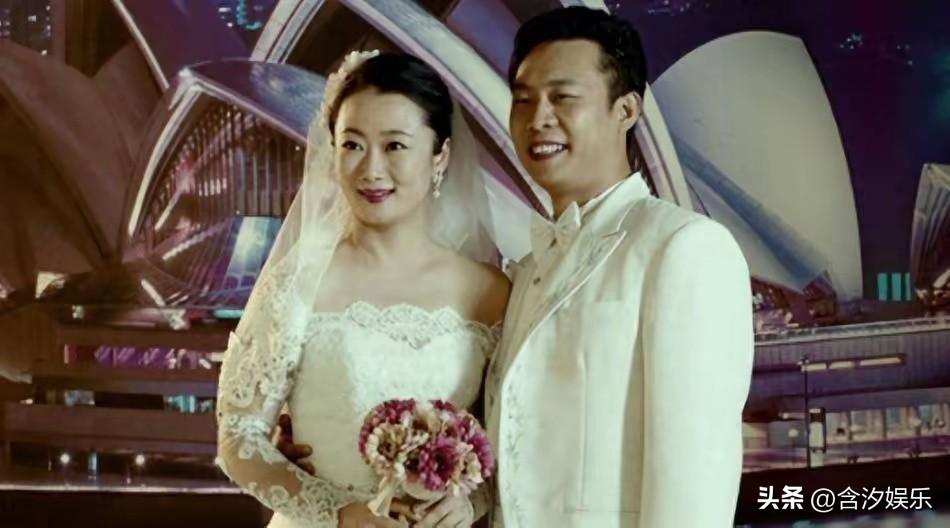 她曾是央视金牌主持人，离异带娃，比丈夫大6岁，却让影帝张译宠了19年，丁克无亲生