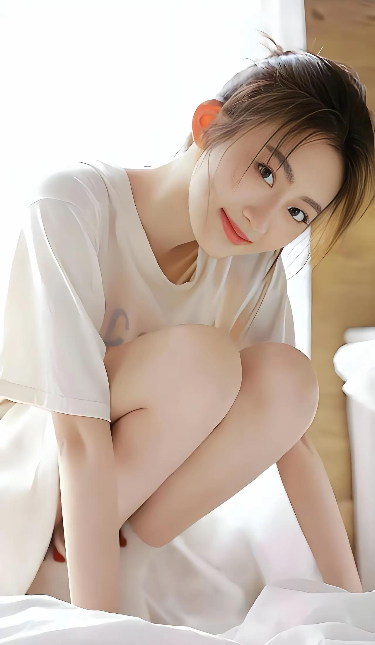 阳光洒进房间，少女微笑着蜷缩在床上，温暖而宁静。年迈的的父母健在是幸福还是负担 