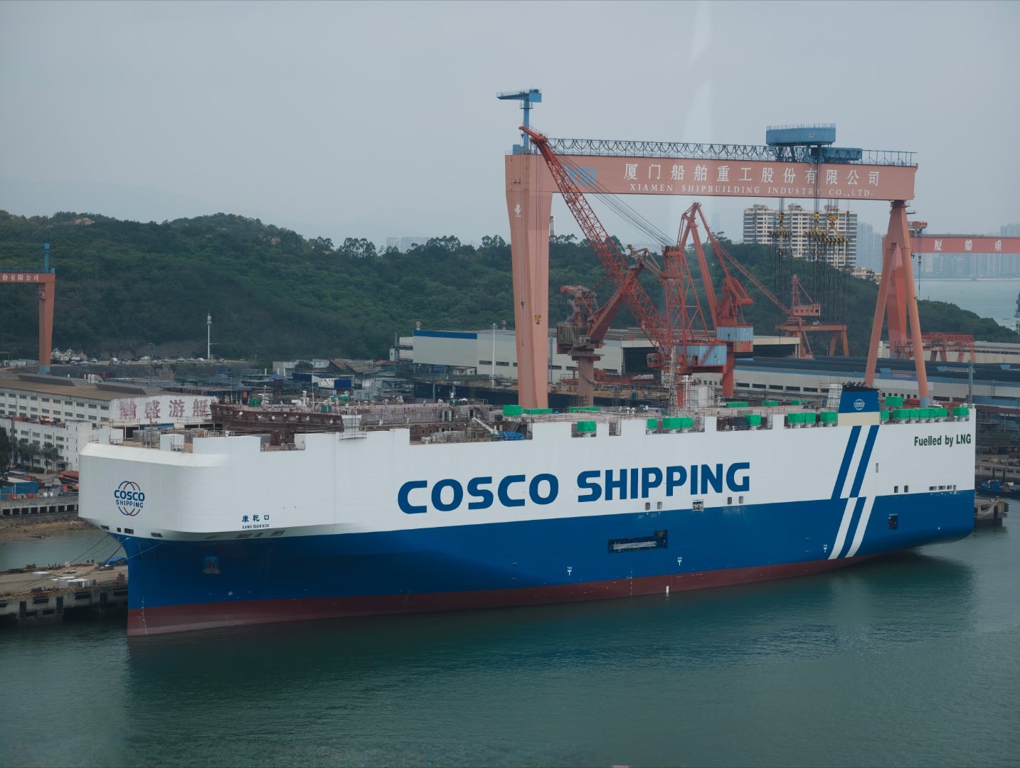 康乾口 滚装船，由中远海运运营。一次能装 7500 台车，新能源汽车出海重器！ 