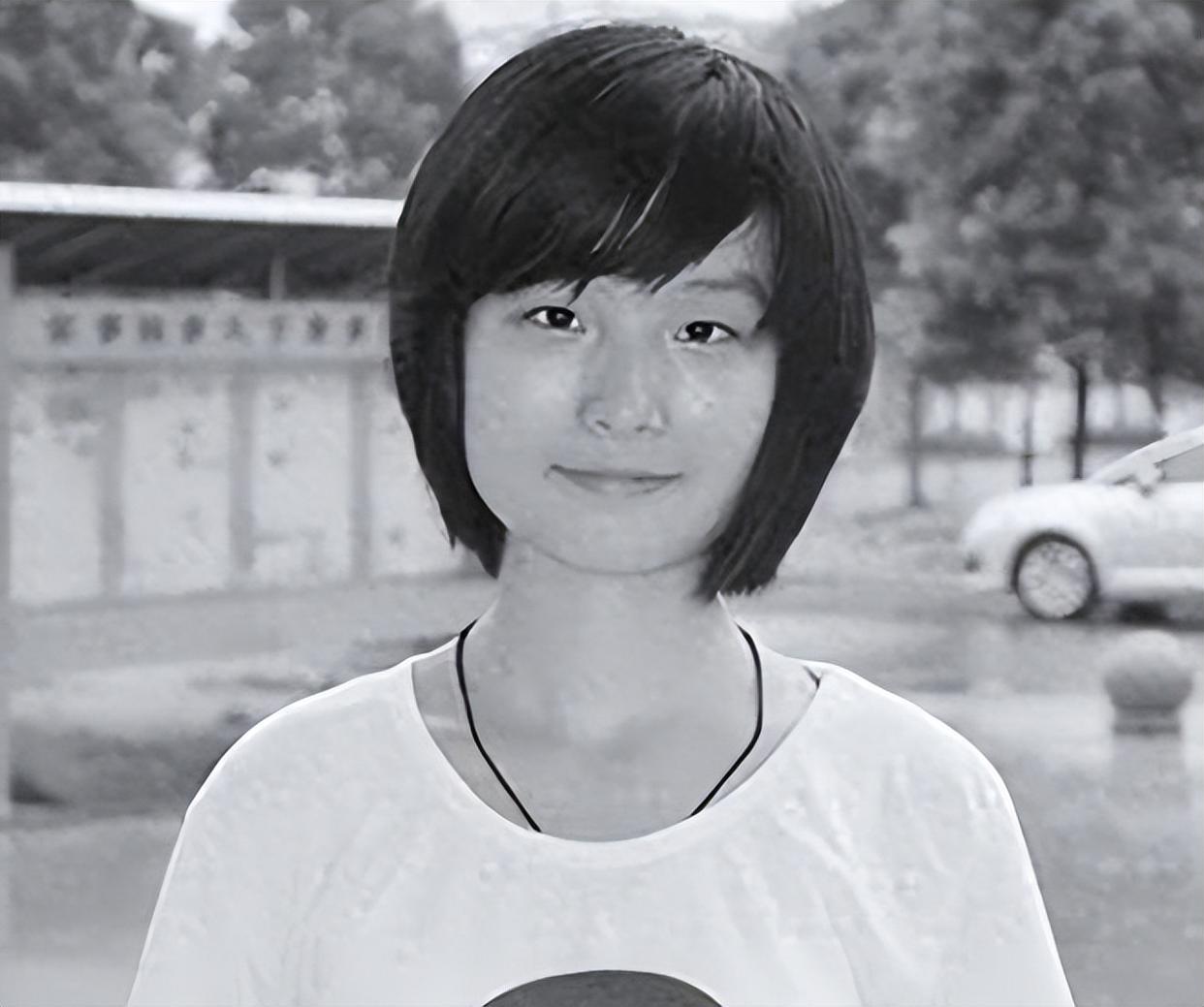 1999年湖北687分文科女状元戴柳，被父亲偷改志愿错失北大，戴柳下定决心从此在