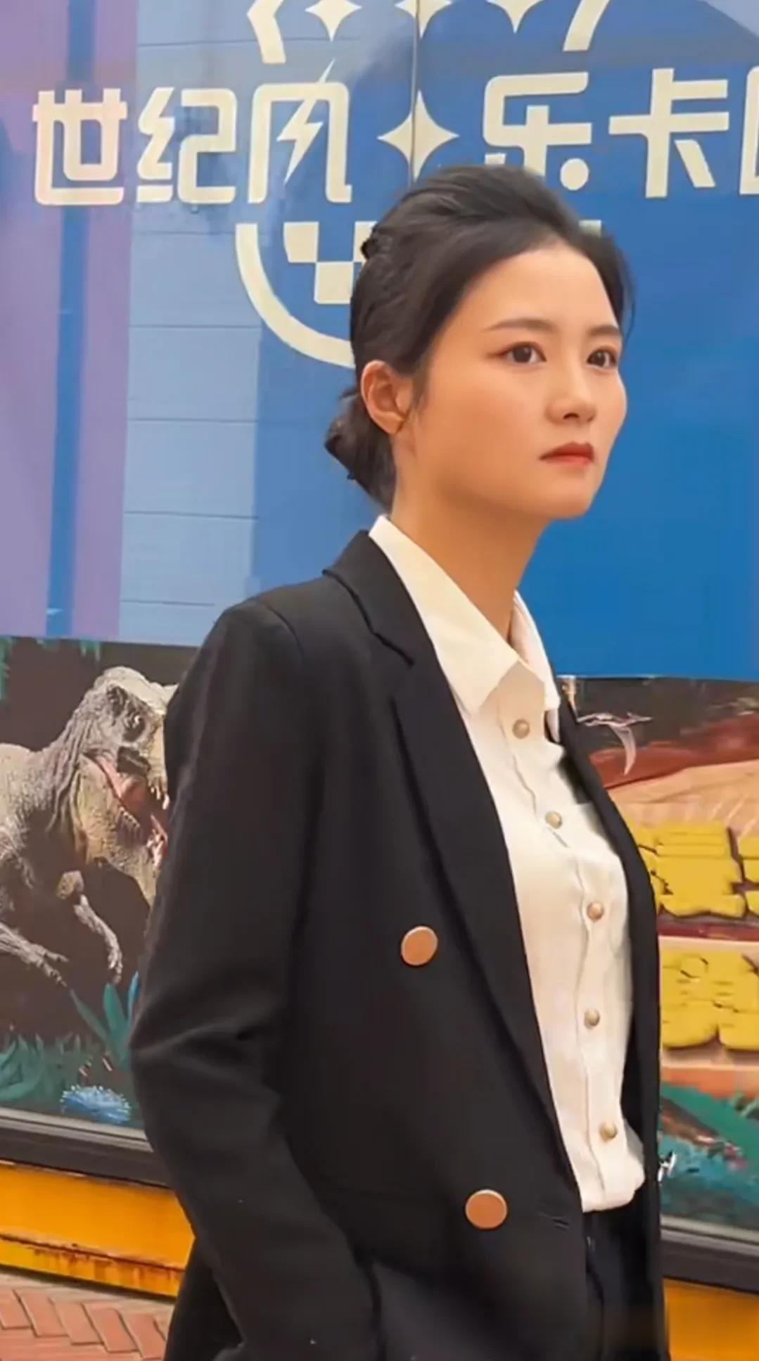 天啊！美女保镖的模仿者都出现了。
最火的总统夫人美女保镖竟然也有人模仿，又飒又美