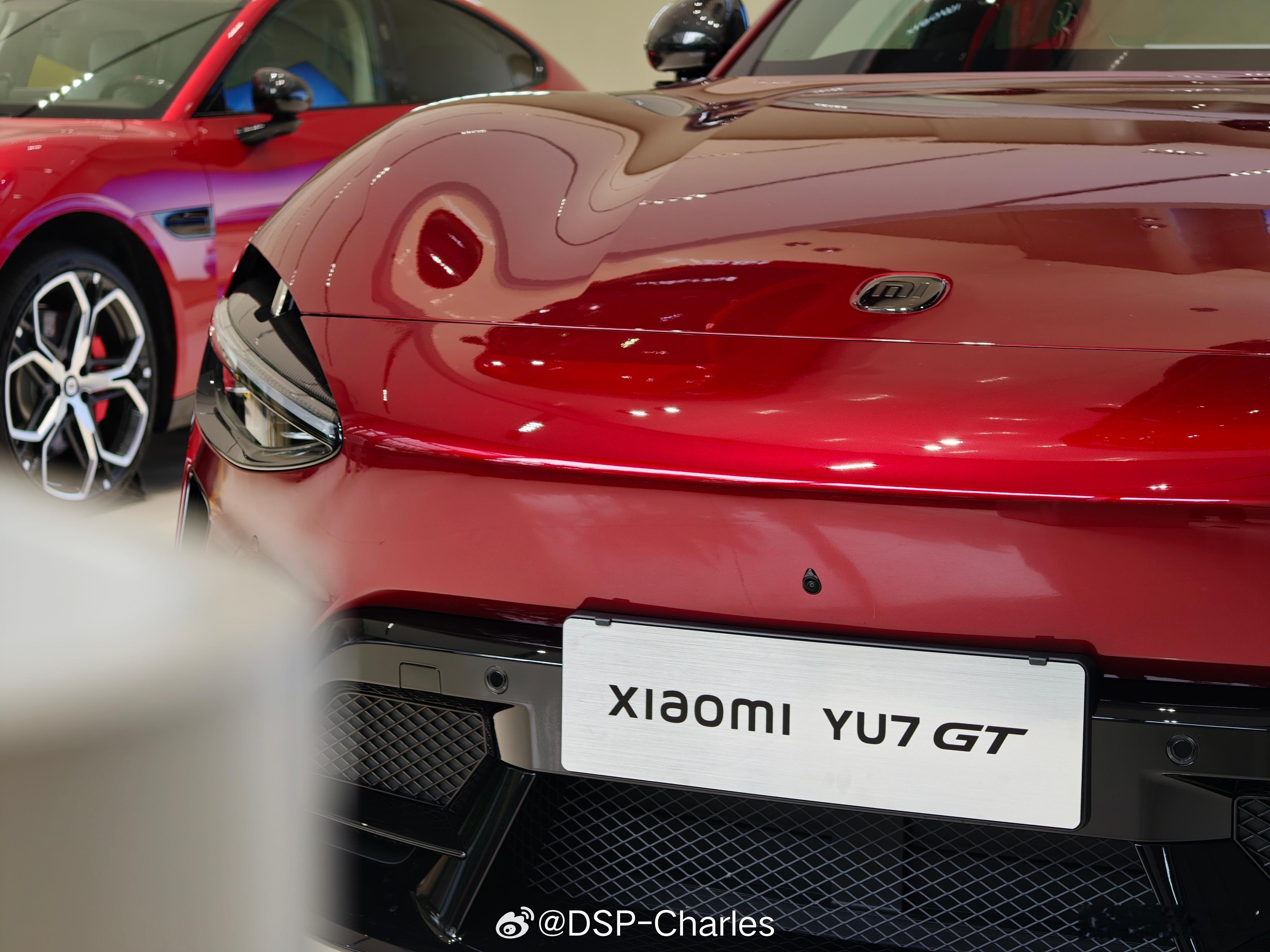 小米YU7GT车厘子红今日到店借了两张的实拍图，SU7赤霞红和GT车厘子红的区别