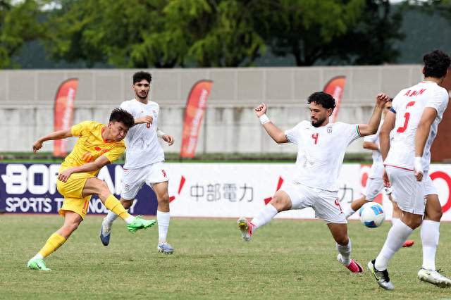 0‑0逼平伊朗！U23国足拿关键1分吴曦远射击中横梁，出线形势明朗
