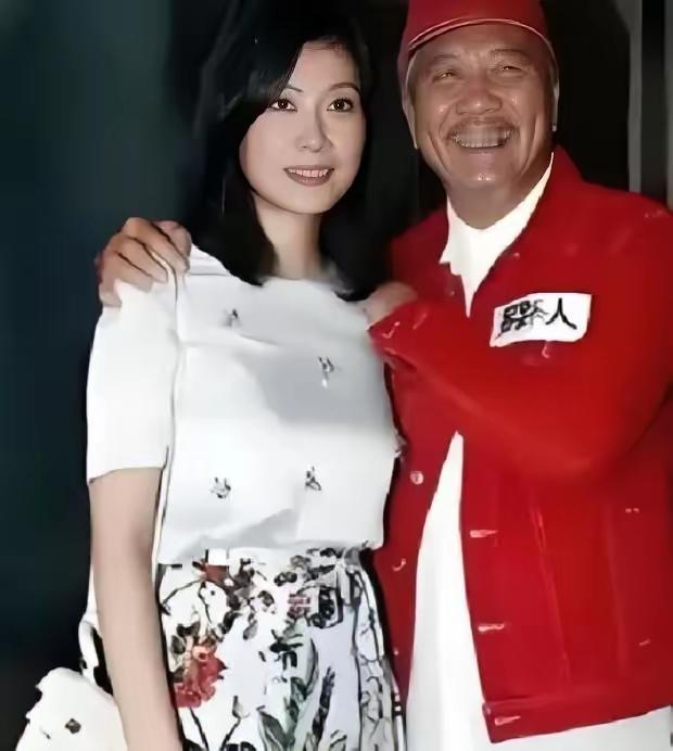 2002年2月2日，广州中信广场，44岁的万梓良摆了28桌酒席，迎娶28岁的南方