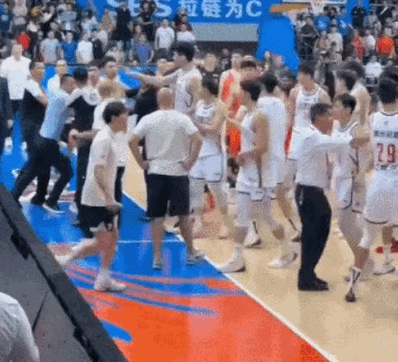 吴前这孩子有事是真上啊，一个抱摔对方就被吴前扔出场地，看来一向老实的吴前也有暴怒
