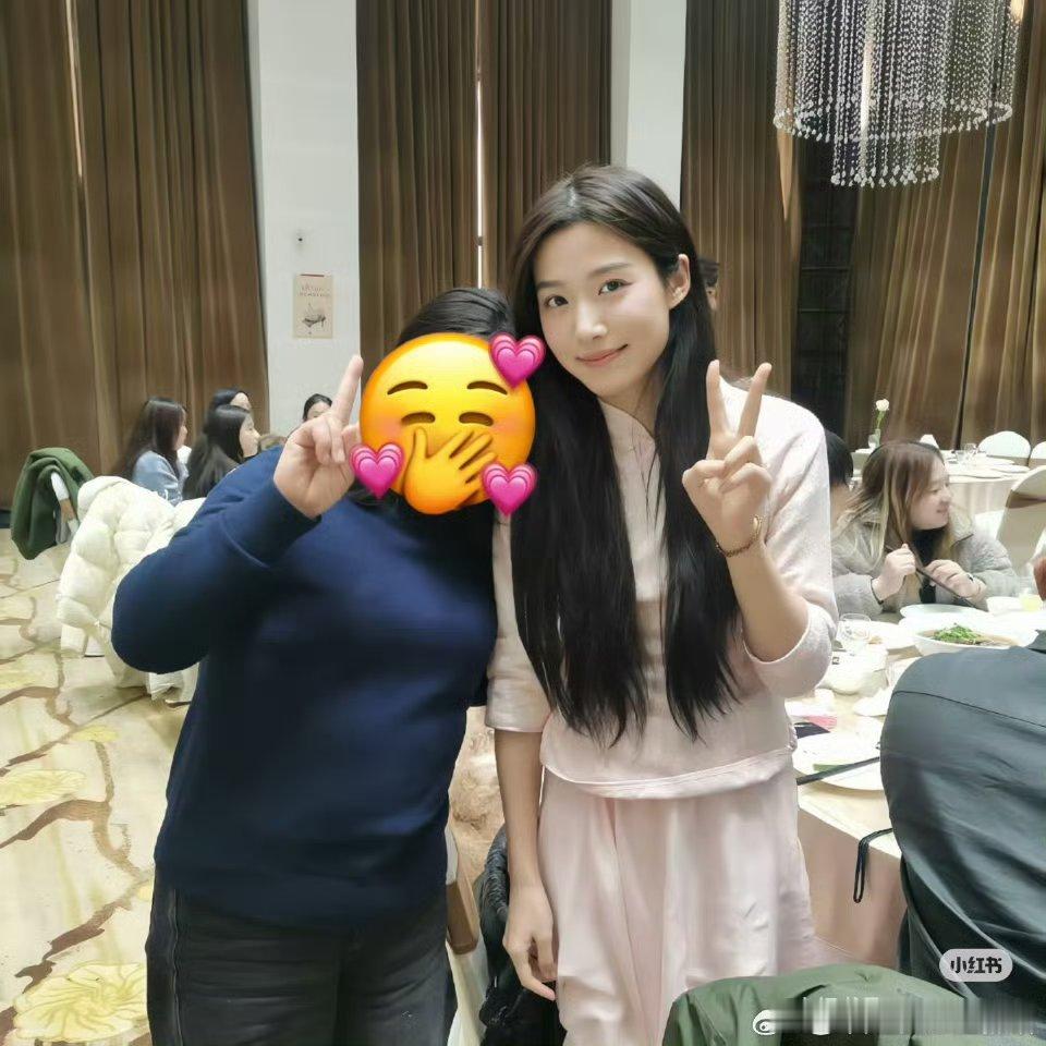 卢昱晓去做伴娘了，好呆萌 完完全全就是一个小企鹅