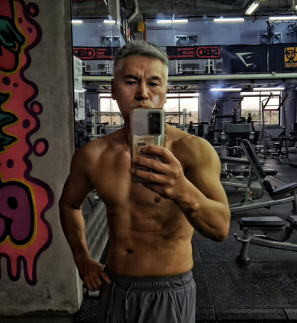 58岁的演员淳于珊珊，真的让人佩服啊，这个年纪居然还能够做韦伯斯特空翻。
可能很