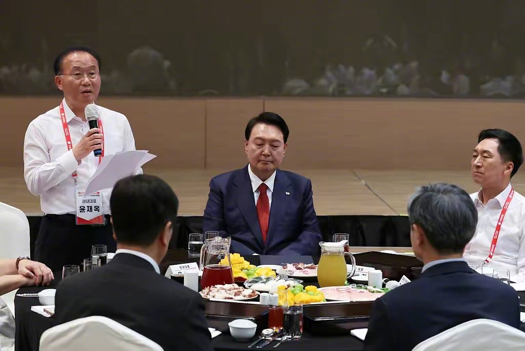 尹锡悦作秀吃海鲜，韩国议员安敏锡表示：干脆把日本核污染水运到韩国总统府，当作总统