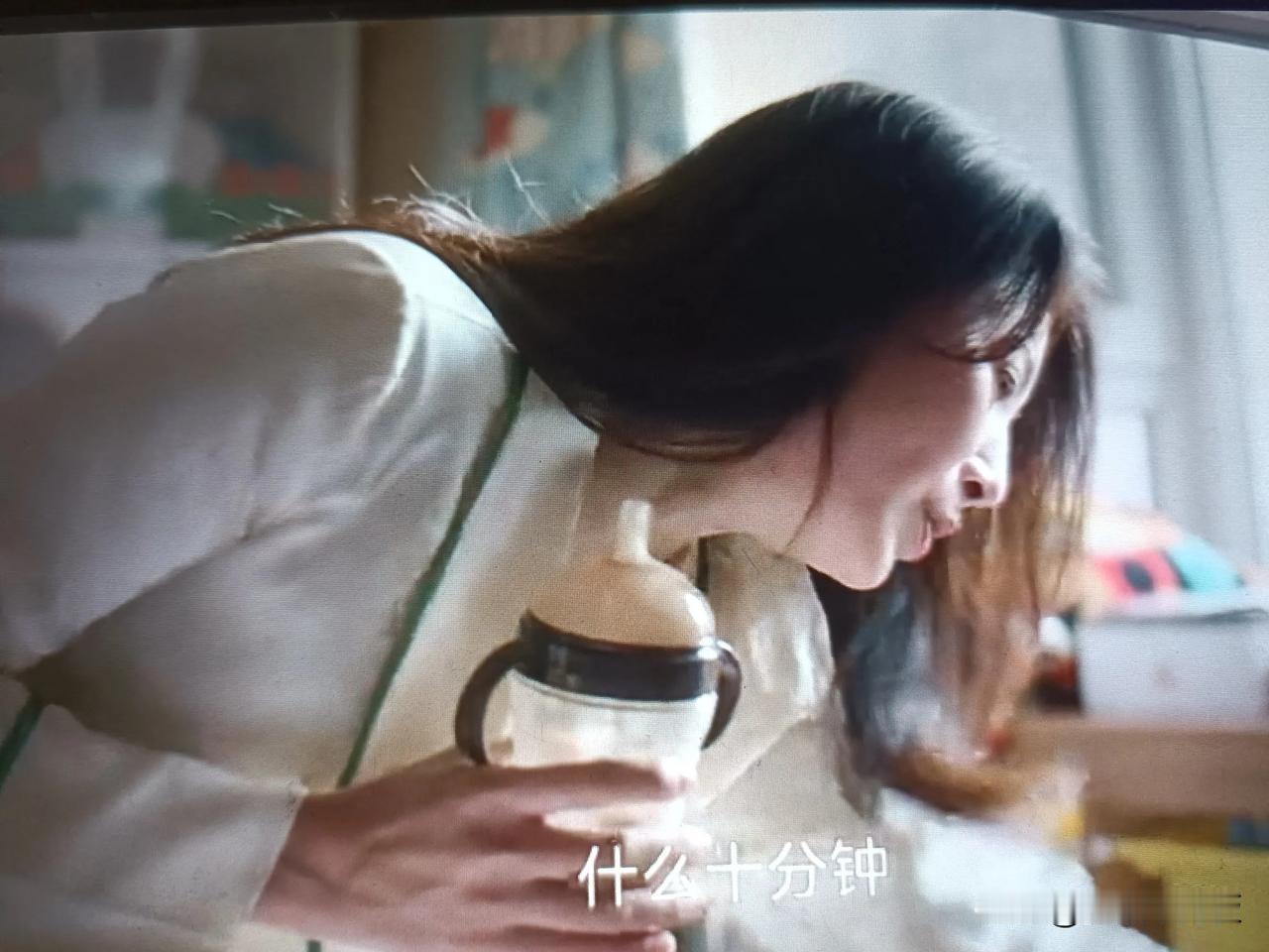 殷桃在凡人歌里的形象，就好像从小夫妻里复制粘贴过来一样，演绎方式重复，造型一样，