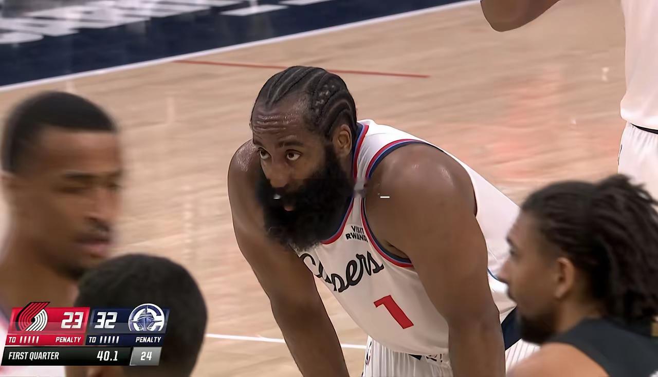 快船老将哈登真是让人心疼不已！在今天快船主场迎战开拓者的比赛中，当时比赛进行到了